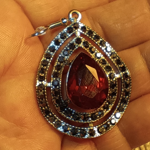 EUC Fashion earrings - Picture 3 of 3